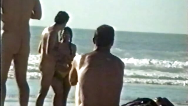 MILF videos x parejas españolas tetona casada contrató a un chico para limpiar la piscina y limpiar su vagina húmeda muy bien con una polla joven y dura