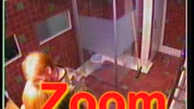 Después de una mamada impresionante, el videos x en español gratis chico agarró con fuerza a la chica por las caderas y comenzó a poner su coño afeitado con fuerza en su polla caliente.