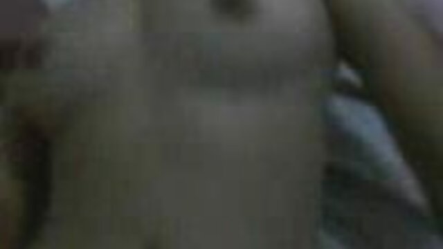 Un hombre encontró en el x gratis español dormitorio a su amada esposa rubia de grandes tetas sobre pétalos de rosa y ella lo estaba esperando en lencería sexy para tener el sexo más sensual